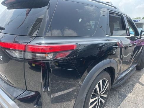 Used 2023 Nissan Pathfinder Platinum AWD/4WD image 2