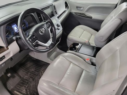 Used 2017 Toyota Sienna XLE Premium FWD image 10