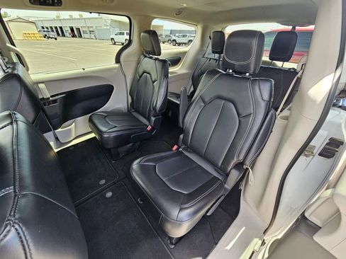 Used 2024 Chrysler Pacifica Touring-L FWD image 13