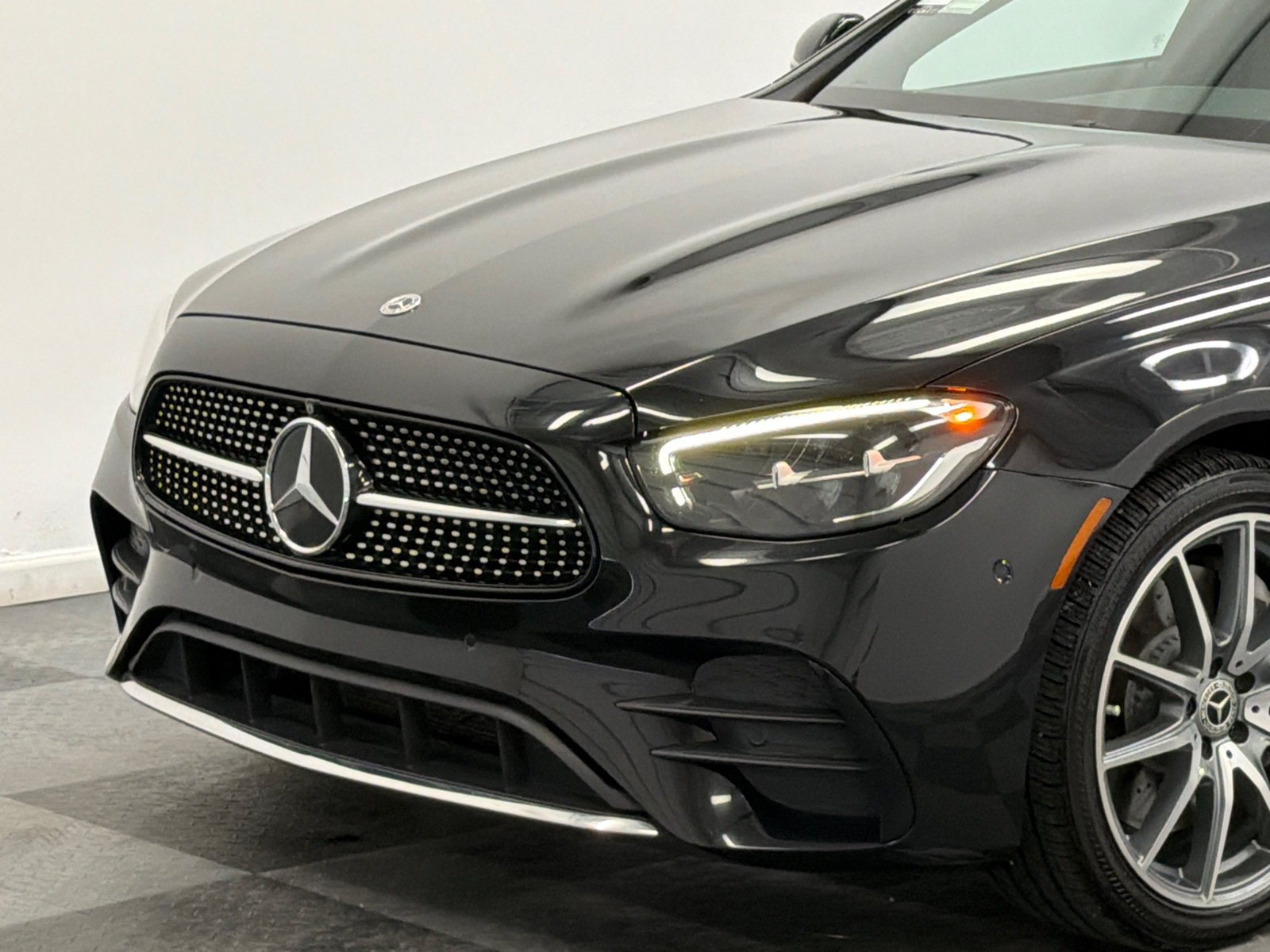 Used 2022 Mercedes-Benz E 450 4MATIC Sedan image 2