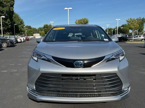 Used 2022 Toyota Sienna Platinum AWD/4WD image 4