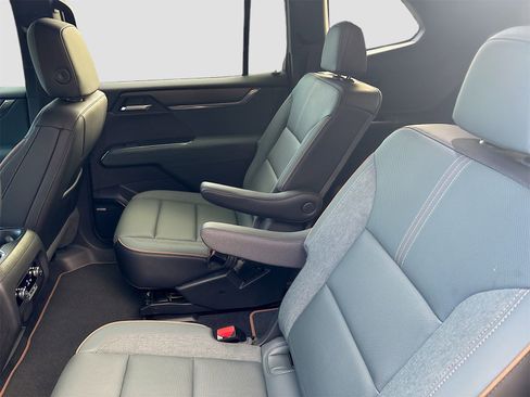 Used 2025 GMC Acadia AT4 image 25