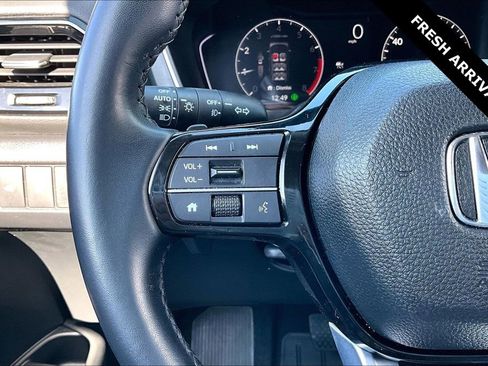 Used 2025 Honda Pilot EX-L image 11