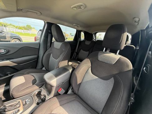 Used 2018 Jeep Cherokee Latitude w/ Altitude Package FWD image 13