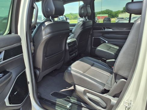 Used 2022 Jeep Wagoneer Series III w/ Premium Group I AWD/4WD image 16