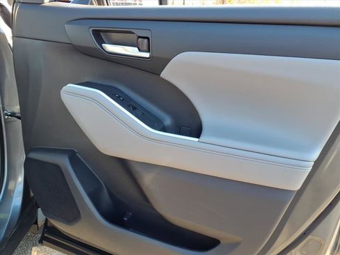 Used 2022 Toyota Highlander XLE image 7