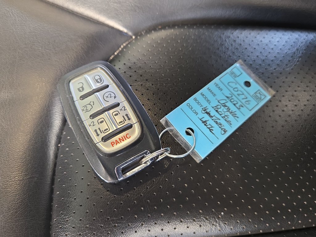 Used 2023 Chrysler Pacifica Touring-L FWD image 30