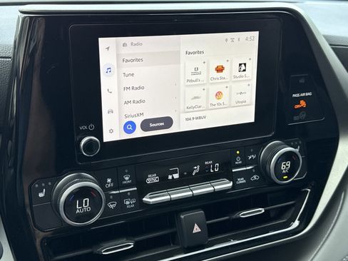 Used 2024 Toyota Highlander XLE FWD image 28