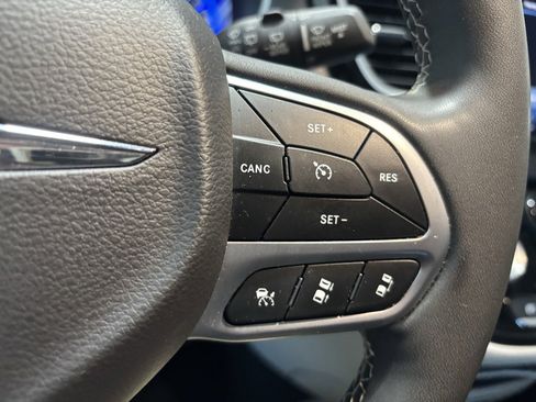 Used 2024 Chrysler Pacifica Touring-L image 18