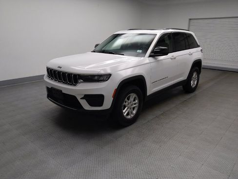 Used 2023 Jeep Grand Cherokee Laredo AWD/4WD image 2
