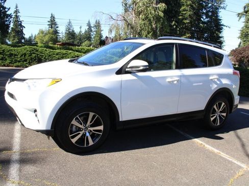 Used 2018 Toyota RAV4 XLE AWD/4WD image 1