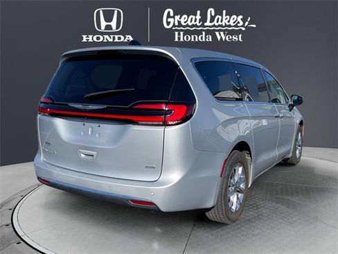Used 2023 Chrysler Pacifica Touring-L image 5