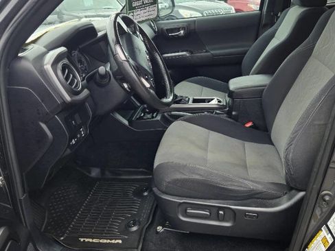 Used 2020 Toyota Tacoma TRD Off-Road w/ Technology Package image 4