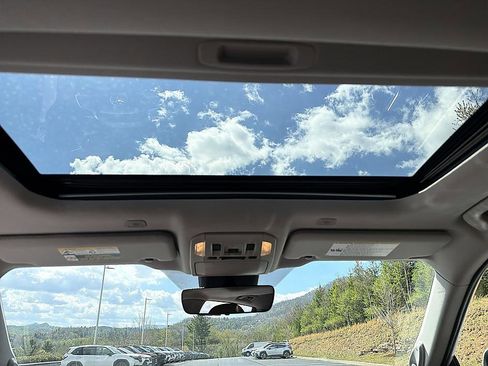 Certified 2025 Toyota Highlander Limited AWD/4WD image 19
