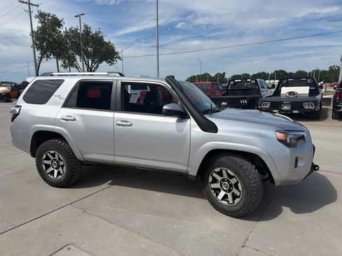 Used 2018 Toyota 4Runner TRD Off-Road AWD/4WD image 4