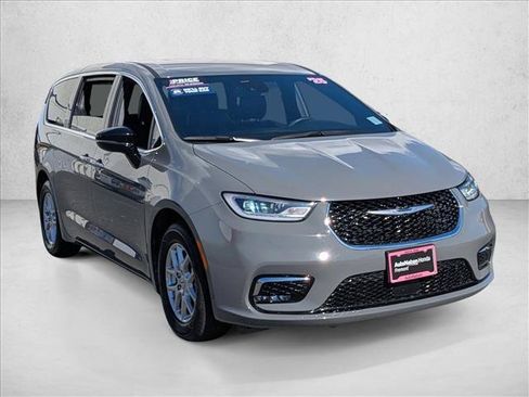 Used 2025 Chrysler Pacifica Select image 3