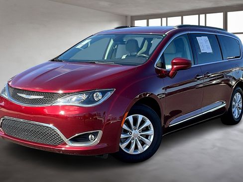 Used 2017 Chrysler Pacifica Touring-L image 3