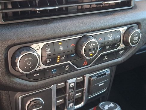 Certified 2024 Jeep Wrangler Unlimited w/ Convenience Group AWD/4WD image 15