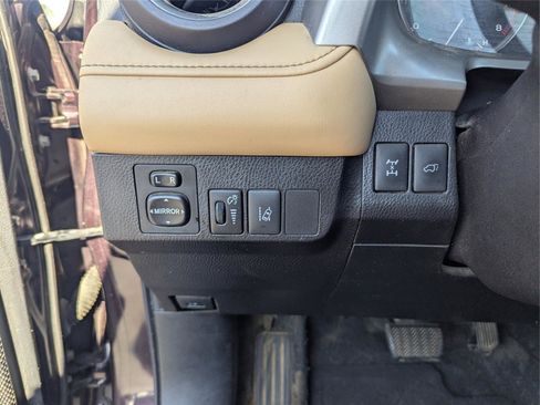 Used 2017 Toyota RAV4 Limited image 27