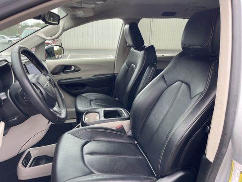 Used 2024 Chrysler Pacifica Touring-L image 19