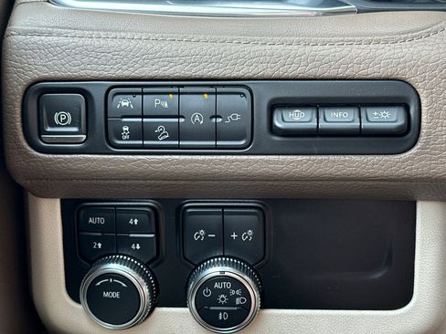 Used 2021 GMC Yukon Denali w/ Denali Premium Package image 41