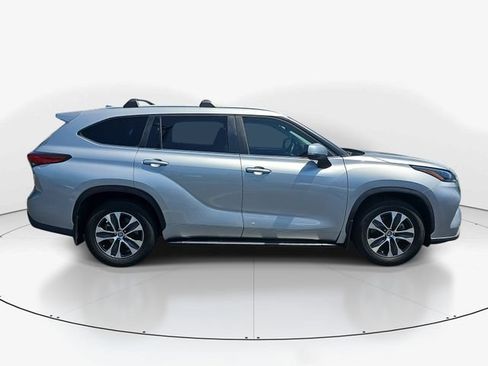 Used 2023 Toyota Highlander XLE FWD image 2