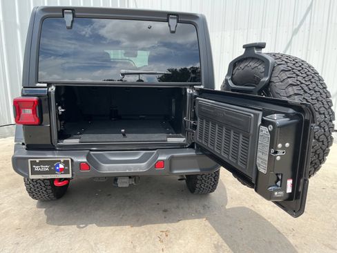 Used 2024 Jeep Wrangler Unlimited Rubicon w/ Technology Group AWD/4WD image 8