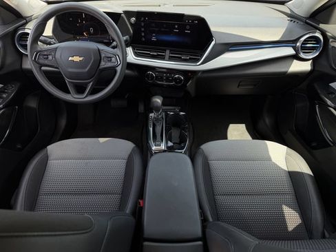 Used 2025 Chevrolet Trax LT FWD image 11