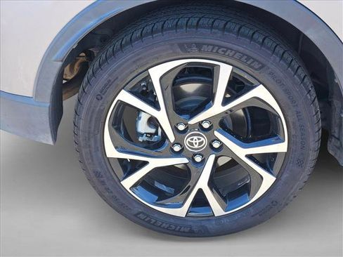 Used 2020 Toyota C-HR XLE FWD image 28