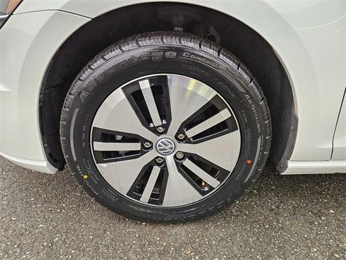 Used 2017 Volkswagen e-Golf SE w/ DC Fast Charging Package image 8