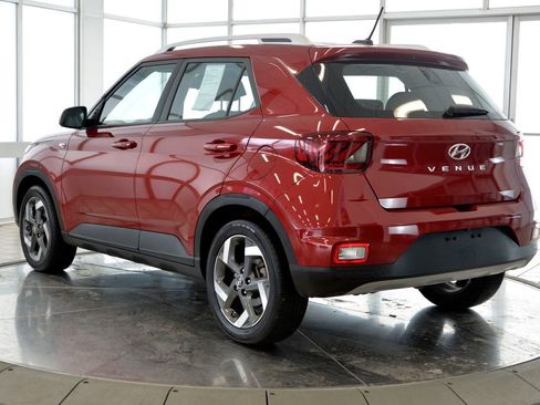 Used 2023 Hyundai Venue Limited image 6