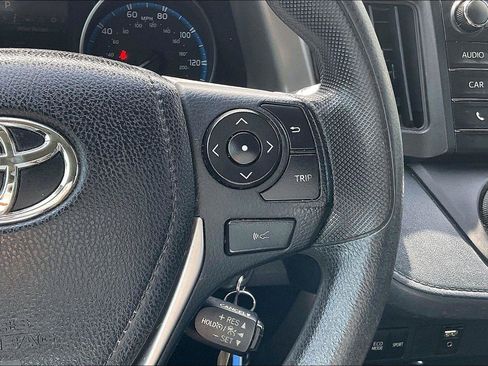 Used 2018 Toyota RAV4 LE FWD image 19
