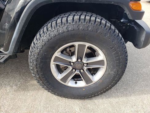 Used 2018 Jeep Wrangler Unlimited Sahara image 45