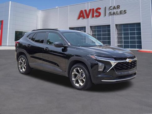 Used 2025 Chevrolet Trax LT w/ LT Convenience Package FWD image 3