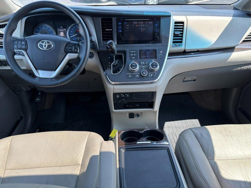 Used 2017 Toyota Sienna XLE Premium FWD image 12
