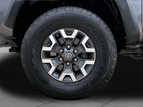 Used 2017 Toyota Tacoma TRD Off-Road w/ Tow Package RWD image 11