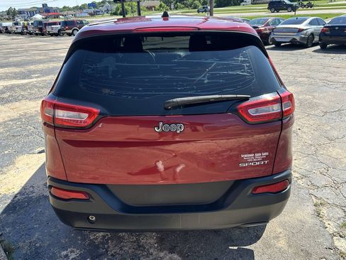 Used 2017 Jeep Cherokee Sport FWD image 8