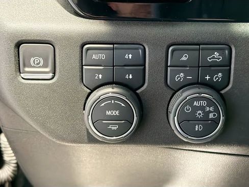 Used 2025 Chevrolet Silverado 1500 High Country w/ Midnight Edition AWD/4WD image 9