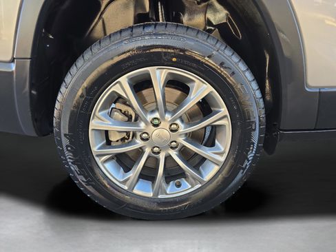 Used 2019 Jeep Cherokee Latitude Plus w/ Cold Weather Group image 30