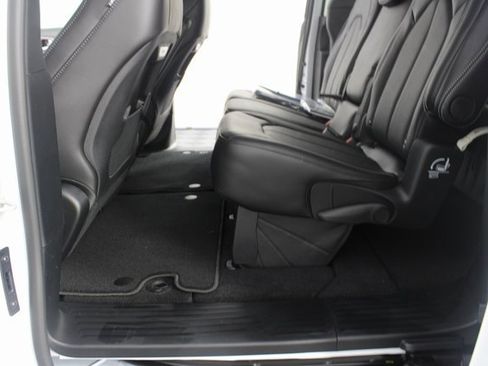 New 2026 Chrysler Pacifica Select image 18