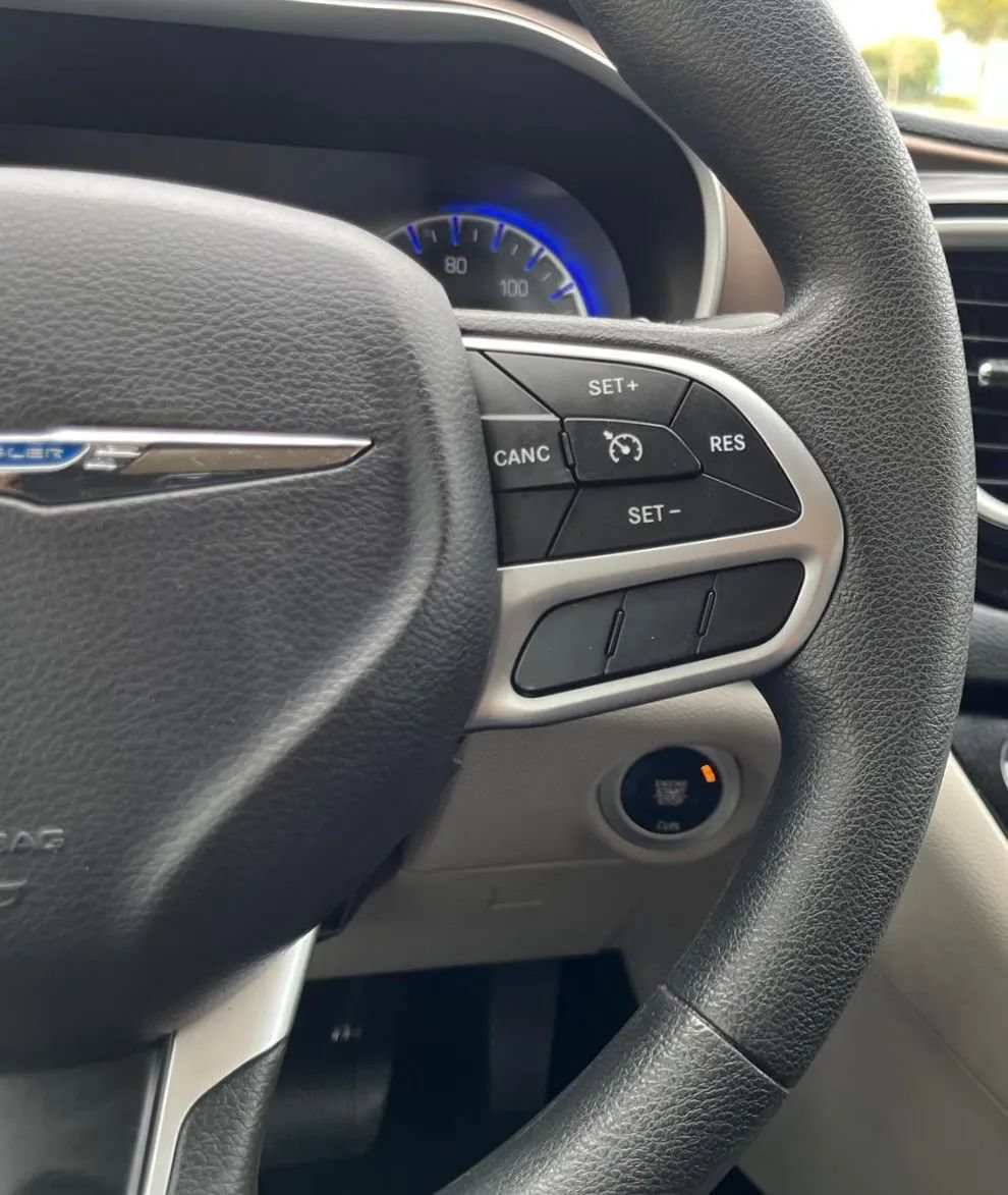 Used 2017 Chrysler Pacifica Touring FWD image 28