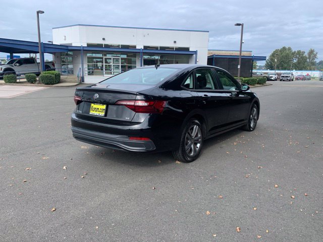 Used 2024 Volkswagen Jetta SE FWD image 5