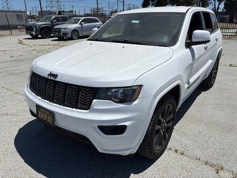 Used 2018 Jeep Grand Cherokee Altitude AWD/4WD image 3