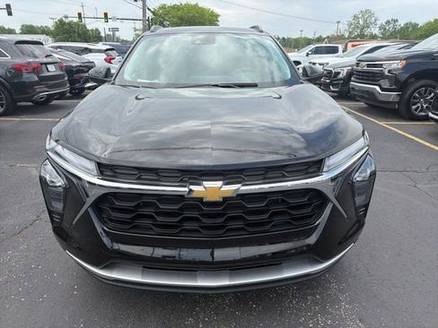 Used 2025 Chevrolet Trax LT w/ Driver Confidence Package FWD image 2