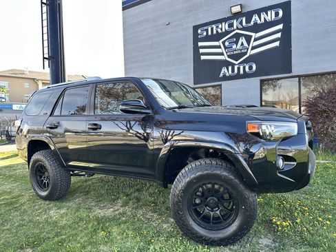 Used 2017 Toyota 4Runner SR5 Premium image 1