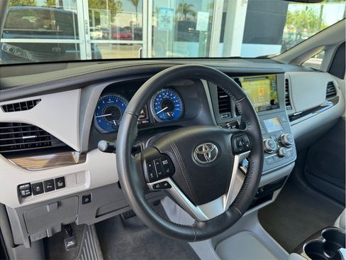 Used 2017 Toyota Sienna XLE w/ XLE Navigation Package FWD image 21
