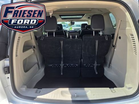 Used 2023 Chrysler Pacifica Limited FWD image 29