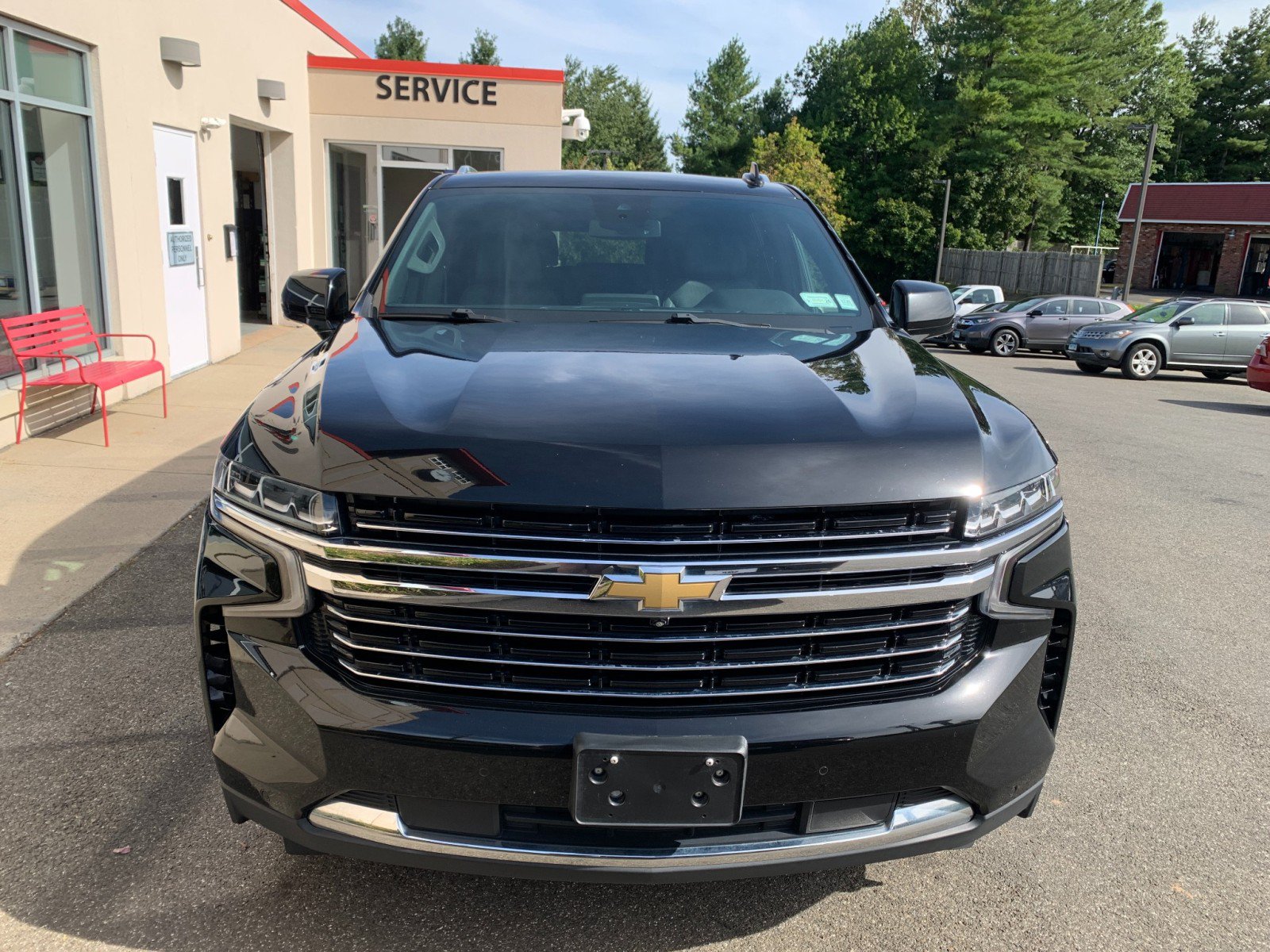 Used 2023 Chevrolet Tahoe LT w/ Luxury Package AWD/4WD image 2