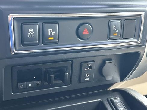 Used 2017 Nissan Titan SV AWD/4WD image 32