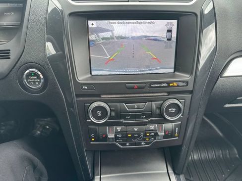 Used 2017 Ford Explorer XLT w/ Equipment Group 202A AWD/4WD image 16